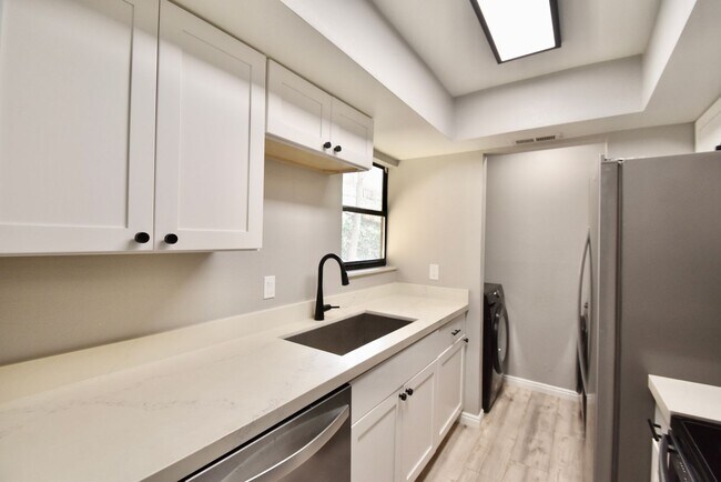 Foto del edificio - Remodeled 2 Bedroom 2 Bath Unit in HOA Community with Great Amenities!