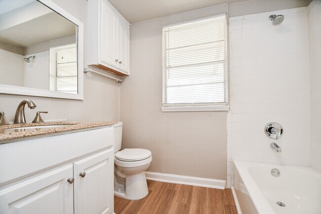 Foto del edificio - 919 Forest Oaks Dr