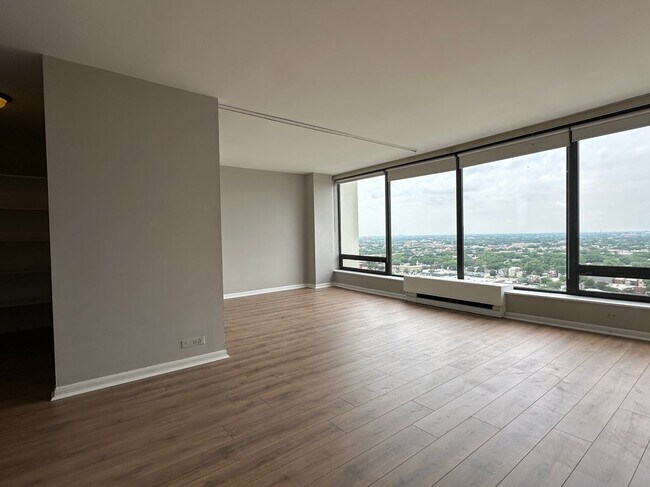 Building Photo - 5445 N Sheridan Rd