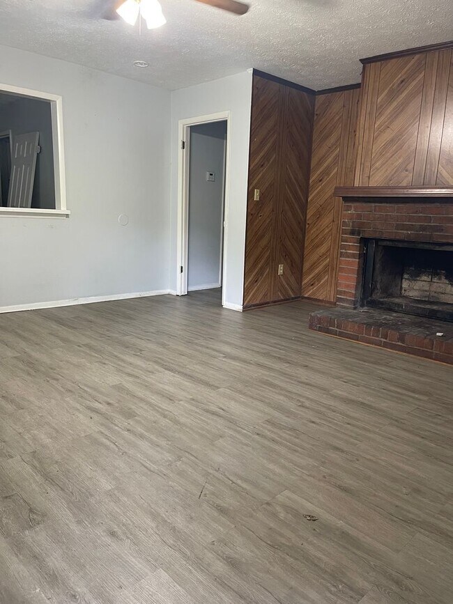 Building Photo - 2 bedroom duplex off 441 N Available Now!