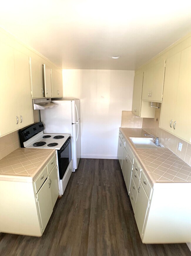 kitchen (8'*8') - 1702 De Rose Way