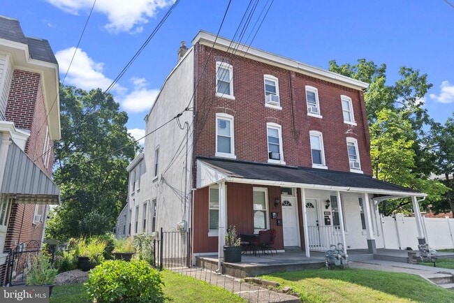 Building Photo - 832 Stanbridge St
