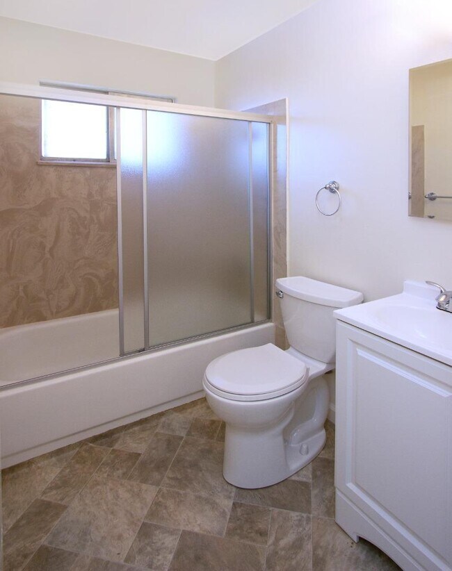 Building Photo - 545 Hampshire Ave