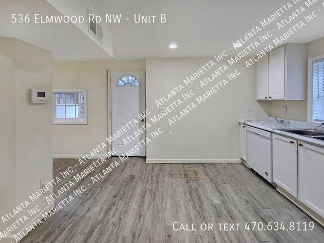 Building Photo - Updated 2-Bedroom, 1-Bath Lower-Level Dupl...