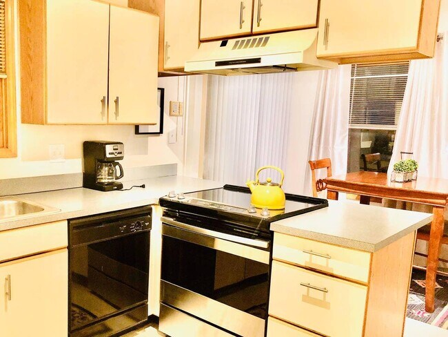 Cocina recién renovada - 621 W 43rd St