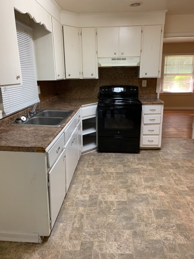 Building Photo - 311 Forest Hills Dr