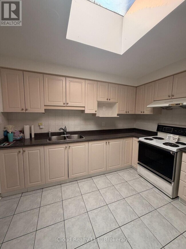 Photo du bâtiment - 5084 Dundas St W