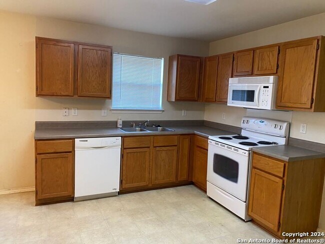 Foto del edificio - 3 Bed 2 Bath located in Steubing Ranch