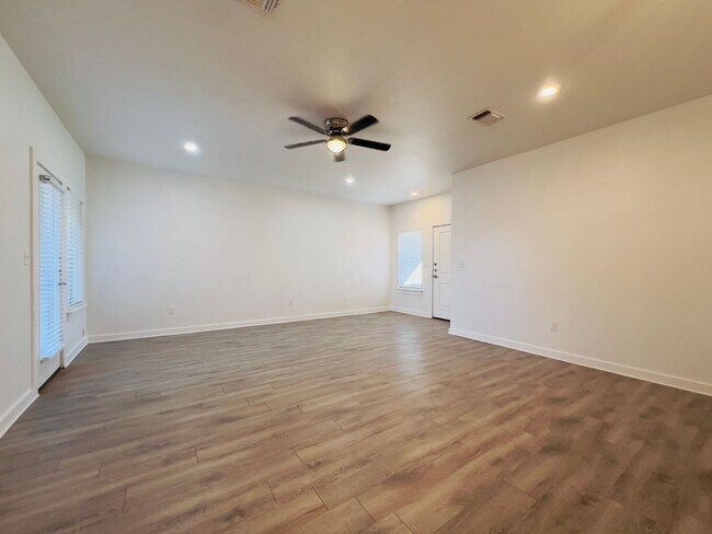 Foto del edificio - Spacious 3-Bedroom Townhouse Near Texas Tech