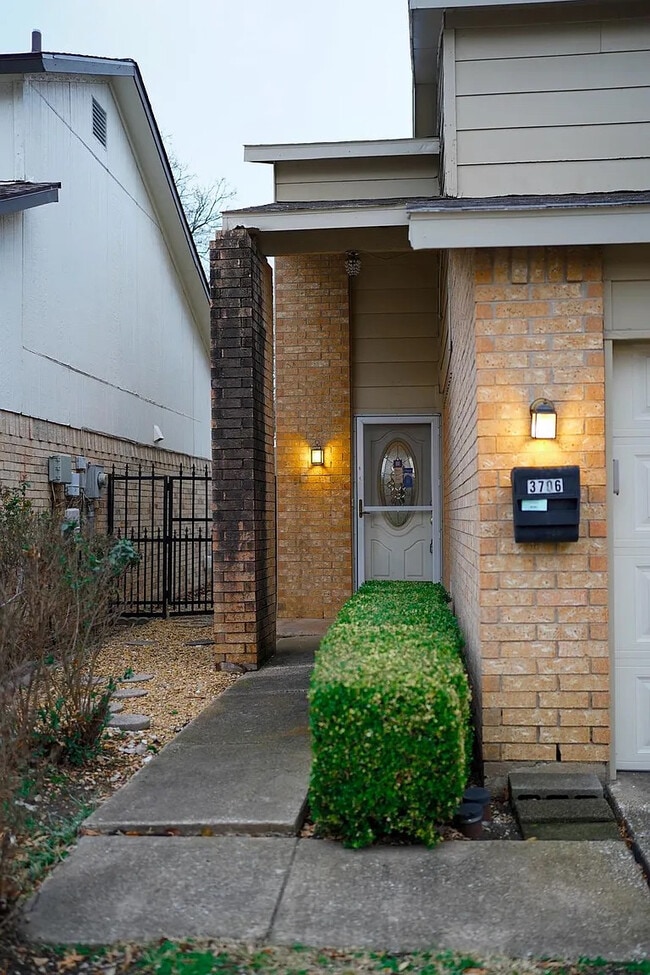 Building Photo - Room in House on Corona Dr