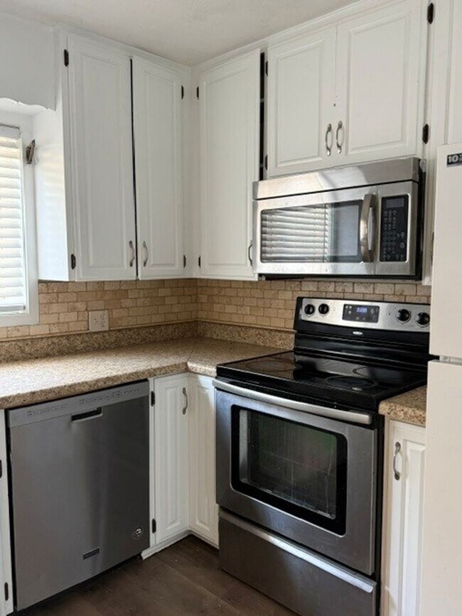 Foto del edificio - 3 Bedroom West Salem House w/ Large Fenced Backyard