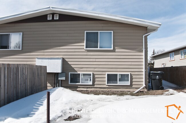 Photo du bâtiment - North Lethbridge Townhouse with Laundry, P...