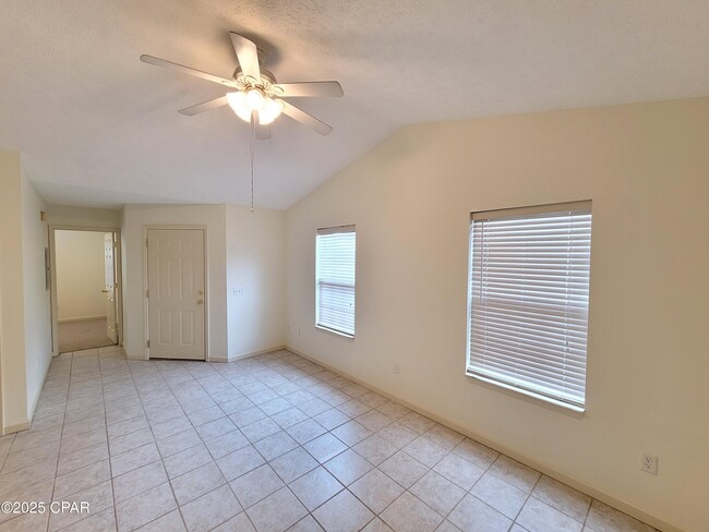 Foto del edificio - 5522 Pinetree Ave