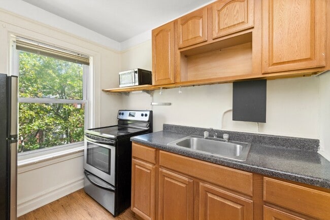 Building Photo - Great Deal Modern 1 Bedroom