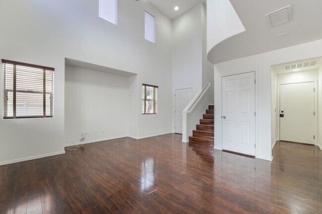 Foto del edificio - Spacious Two-Story with Modern Comforts!