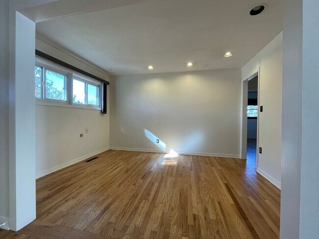 Foto del edificio - 3 Bed 2 Bath Home With 2000+ Square Feet W...