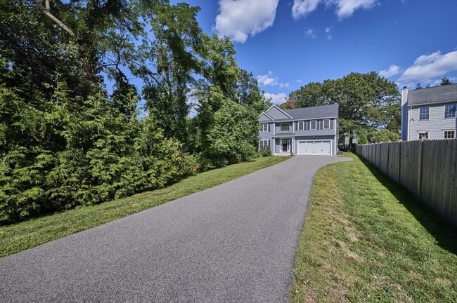 Building Photo - 11 Saratoga Ln