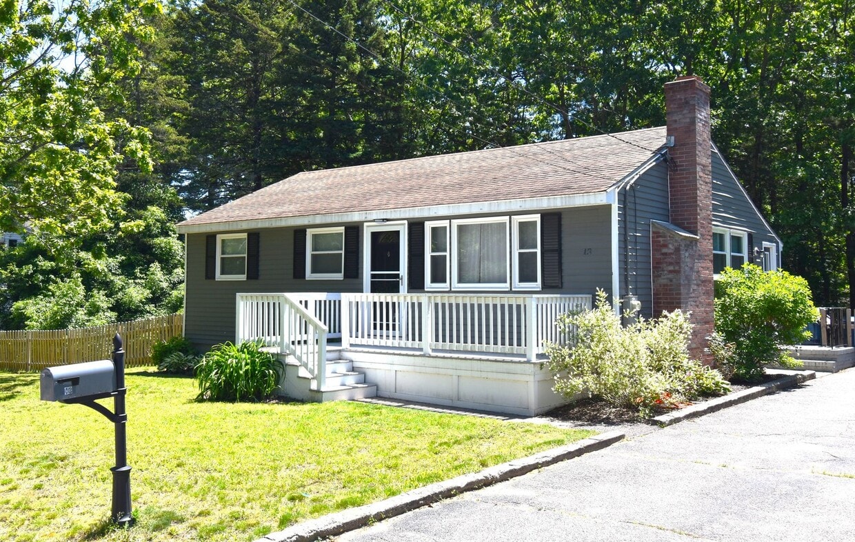 Primary Photo - Impeccably maintained & updated 3 bedroom ...