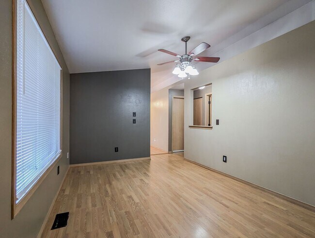 Foto del edificio - Move in ready 2 bedroom 1 bath rambler wit...