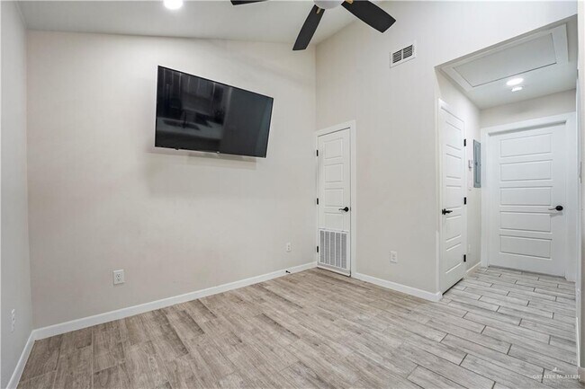 Foto del edificio - 3401 N L St