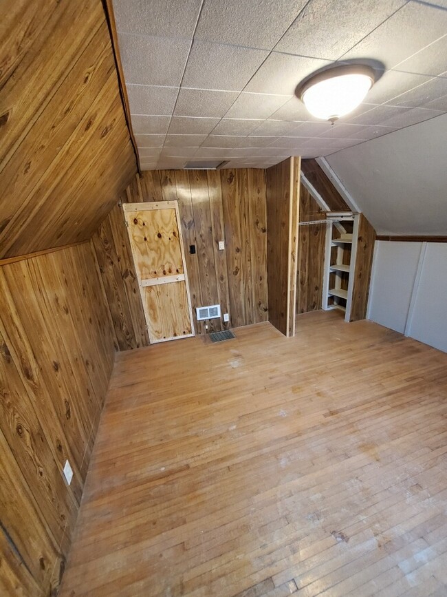 Upstairs room 2 - 226 S Lott Blvd