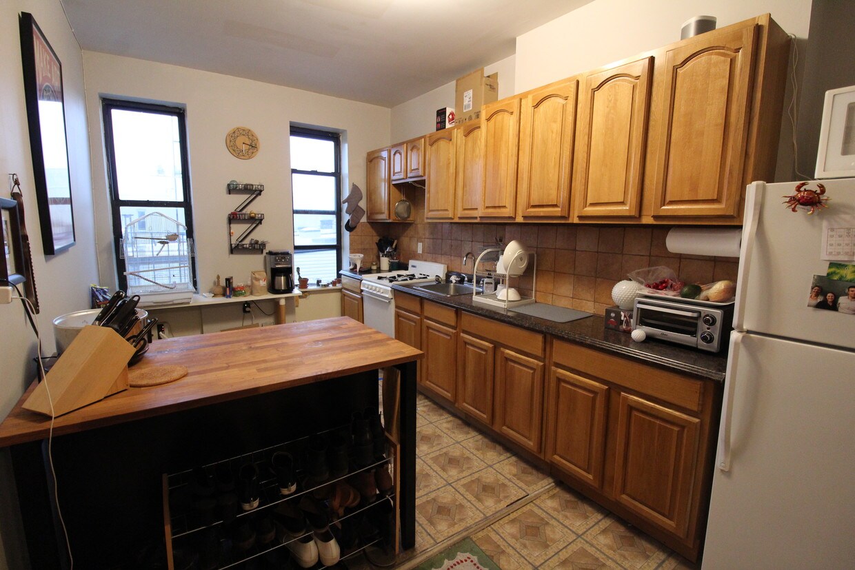 Primary Photo - 174 Norman Ave
