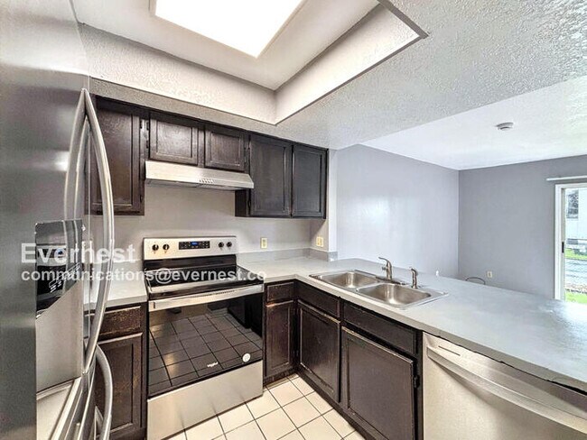 Foto del edificio - 2460 Summerfield Way