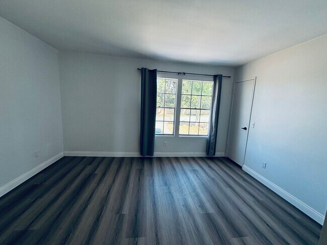 Foto del edificio - 6215 Peridot Ave
