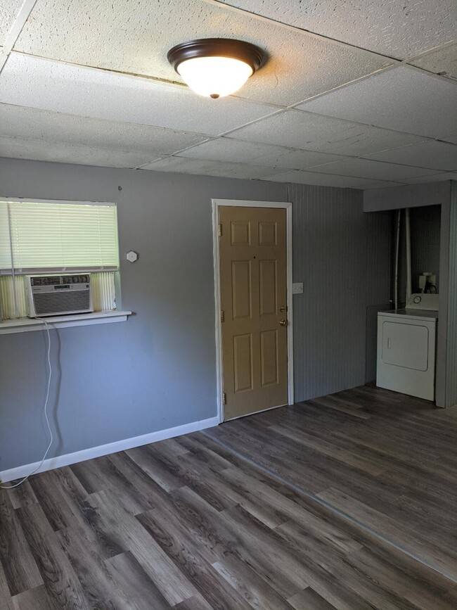 Building Photo - 1425 North Willow