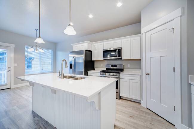 Building Photo - 158 W Silver Springs Dr