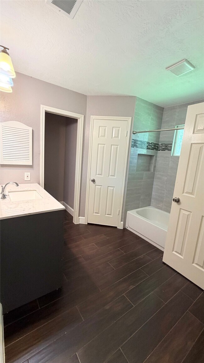 Building Photo - 10622 Plum Lake Dr
