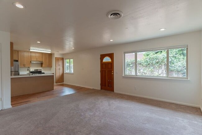 Building Photo - 2 Bedroom in Marina with Private Yard!
