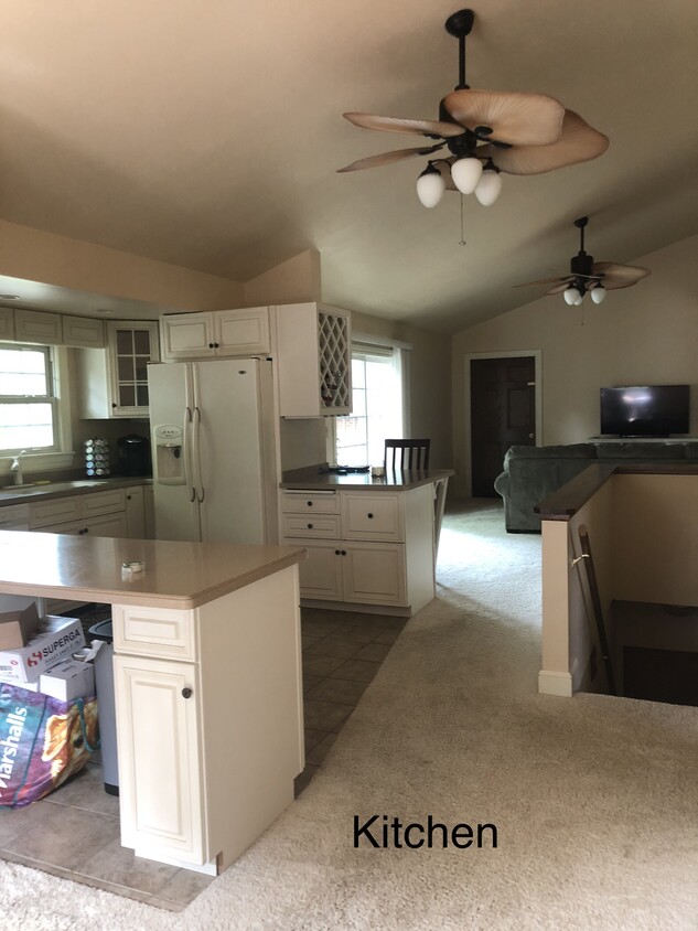 Foto principal - 2 bed / 2 bath UPSTAIRS of triplex