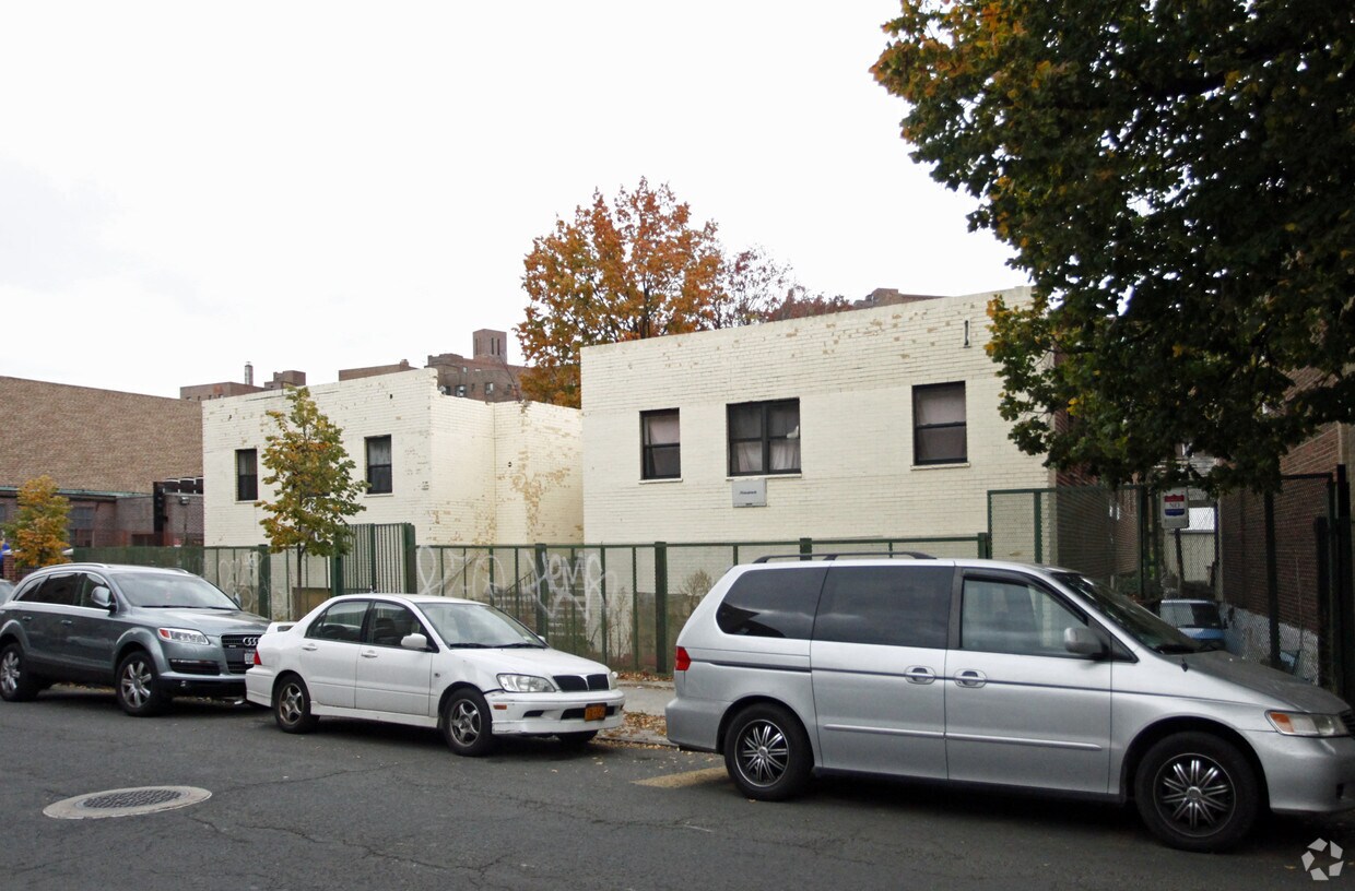 Foto del edificio - 2035 Benedict Ave