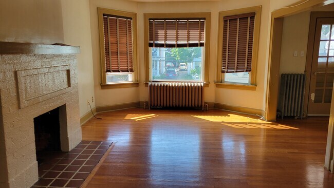 Sunny LR - 19 Homestead Ave