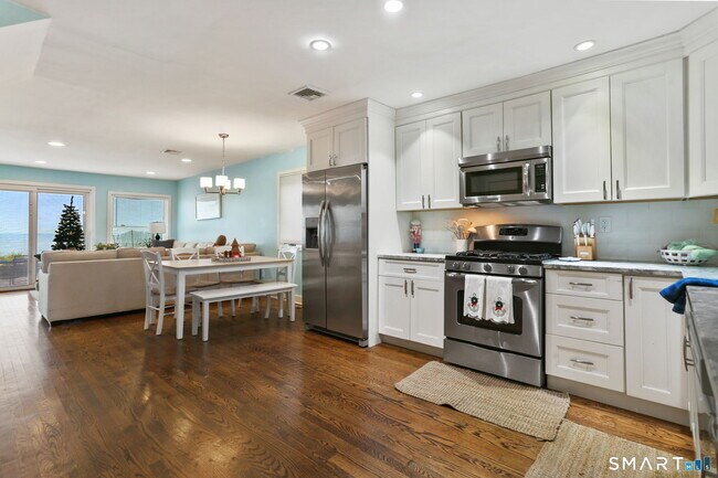 Foto del edificio - 1235 Fairfield Beach Rd