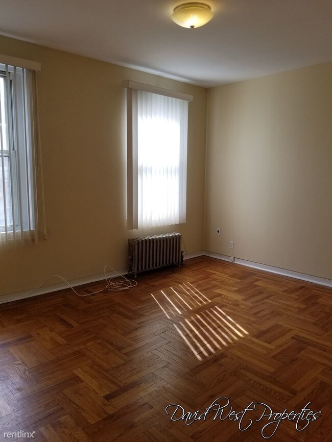 Building Photo - 3 br, 1 bath  - 2393 E 3rd St