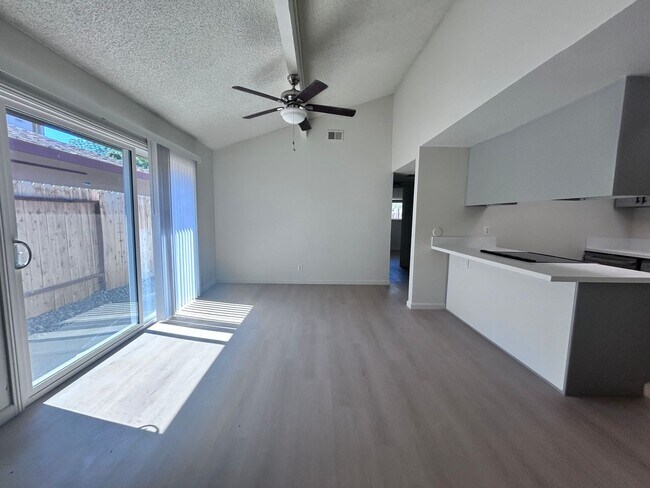 Foto del edificio - 9673-9675 Lake Natoma Drive