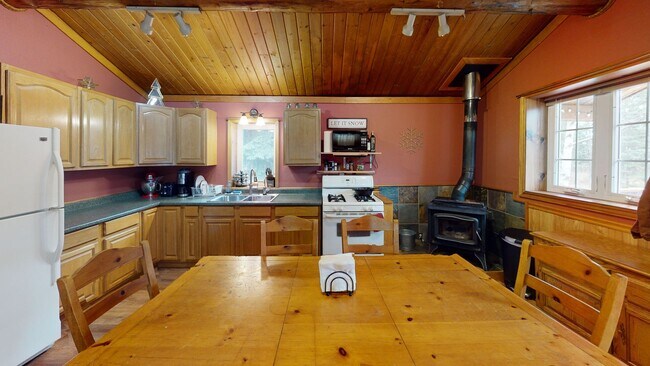 Building Photo - Cute Waterfront Cabin in North Pole w/ Gar...