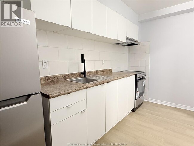 Building Photo - 1989 Wyandotte St W