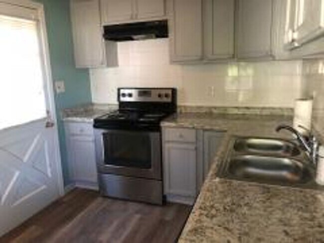 Building Photo - 3 Bedroom Cape Cod Home in Fairborn w/Deta...