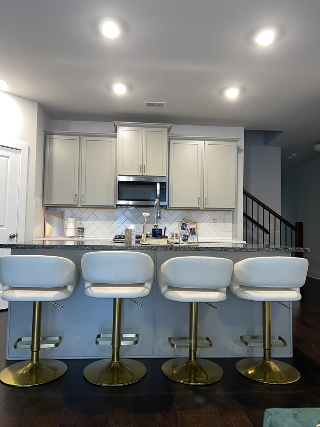 Island kitchen - 1391 Heights Park Dr SE