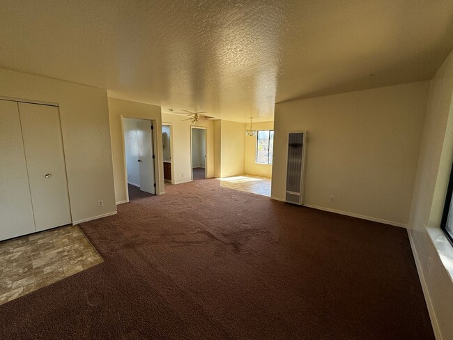 Building Photo - Charming 2 Bedroom 1 Bath Apartment Locate...