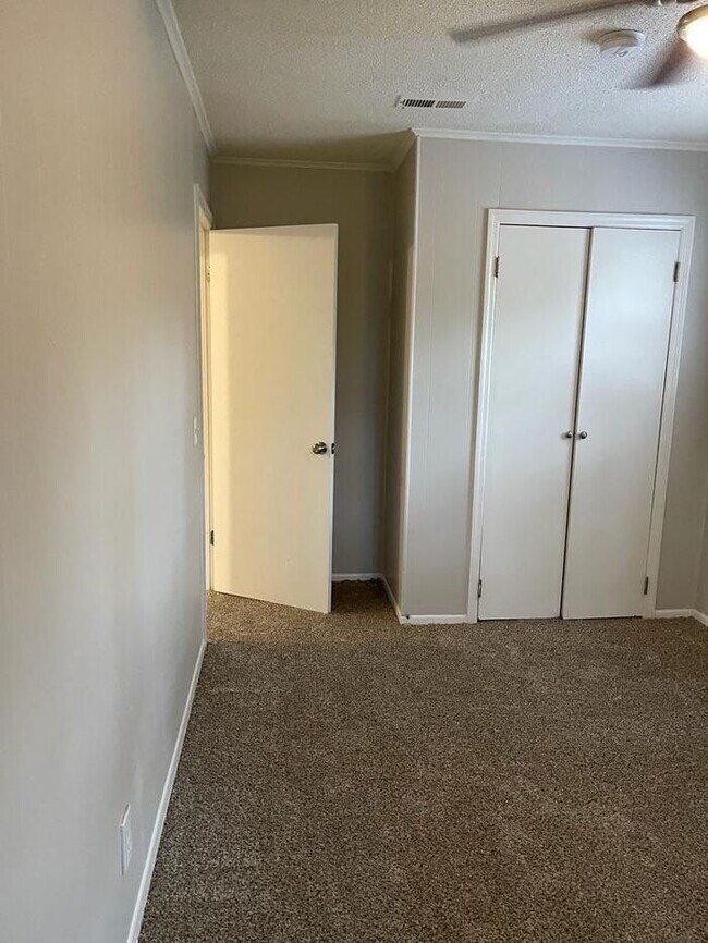 Foto del edificio - NOW AVAILABLE! - 204 Chesterfield Ct, Lees...
