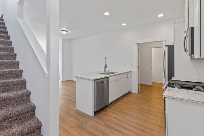 Building Photo - 3 Bath 2.5 Bath - Modern Townhome - Hillcr...