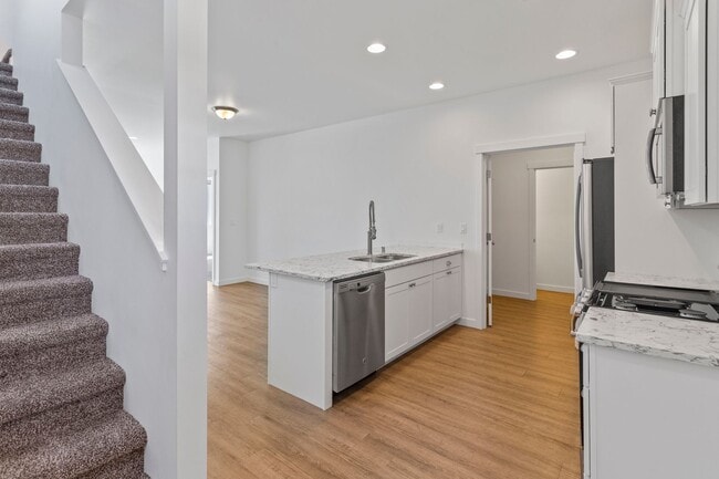 Building Photo - $500 Move In Credit - 3 Bed 2.5 Bath - Mod...