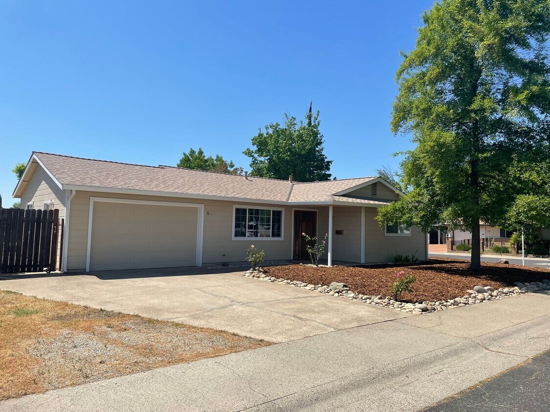 Primary Photo - Nice 3 bedroom 2 Bath Roseville Home