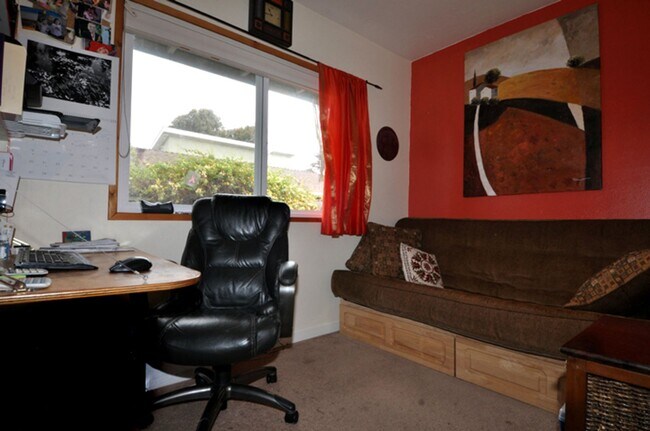 Building Photo - Charming 3 bedroom 2 bath home plus an off...