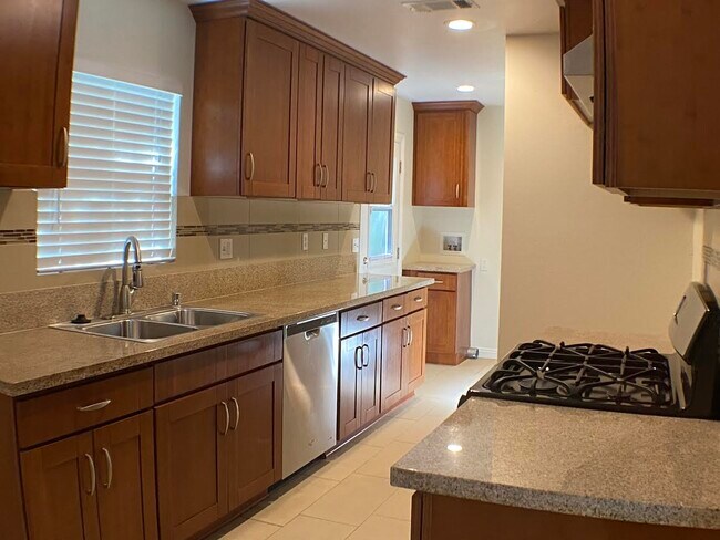Foto del edificio - 5253 Topanga Canyon Blvd