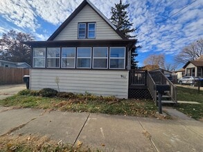 Building Photo - 911 S Mason St